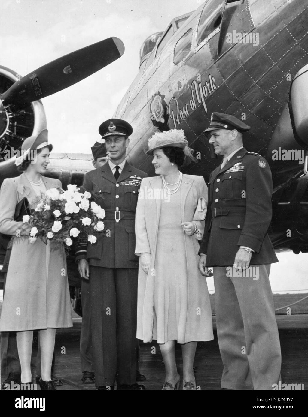 La principessa Elisabetta, re Giorgio VI e la Regina Elisabetta con US Army Air Forces Lt Gen James Doolittle (l-r) alla cerimonia di battesimo di Boeing B-17 bombardiere 'Rosa di York' dalla giovane principessa, Inghilterra, 7/6/1944. Foto Stock