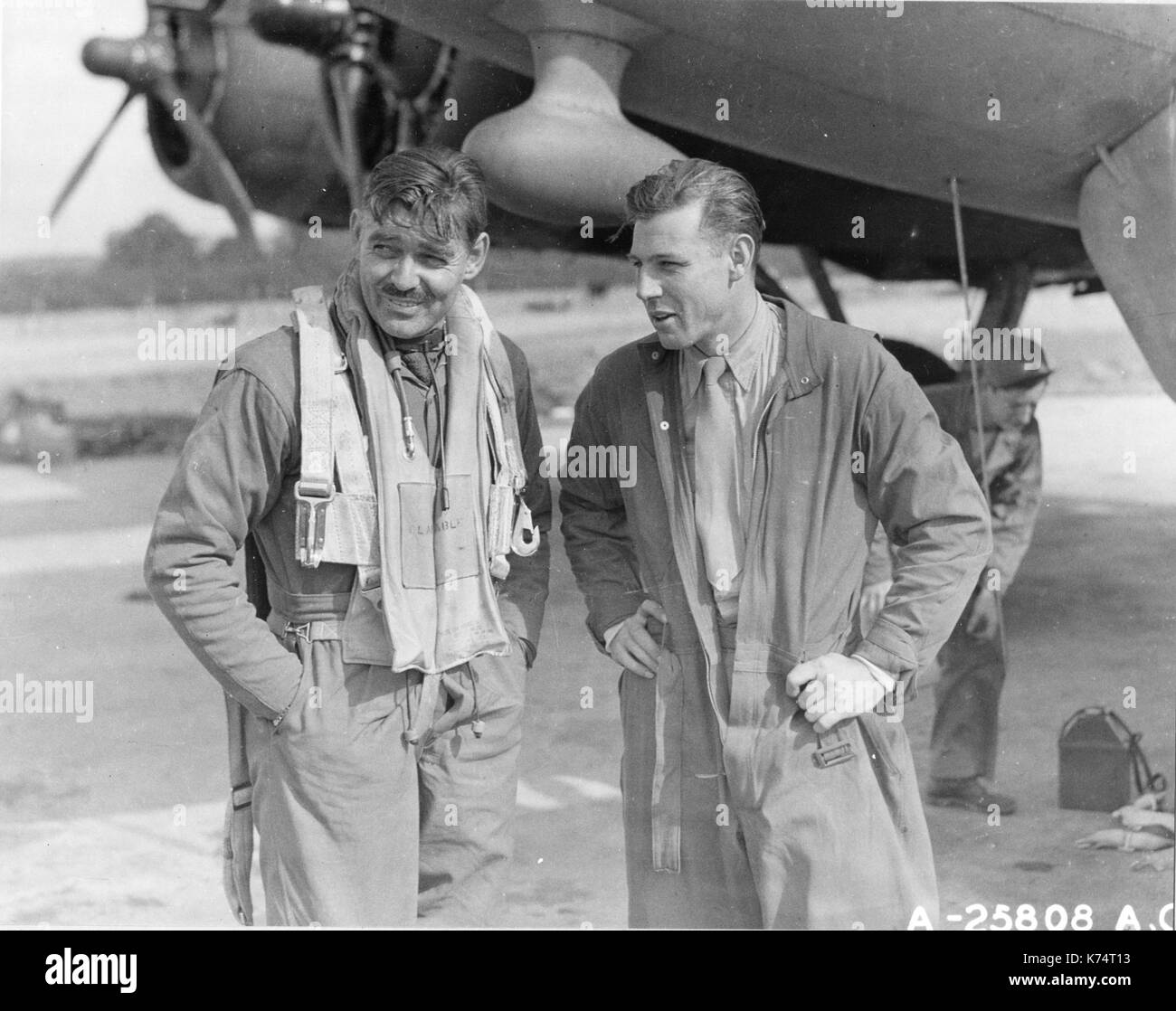 Capt Clark Gable (sinistra) e Lt Col Robert W Burns (destra), co-pilota del USAAC Boeing B-17 "Duchessa,' discutere la loro luce diurna bombardamento sul tedesco-occupato Nantes, Inghilterra, 23/09/1943. Foto Stock
