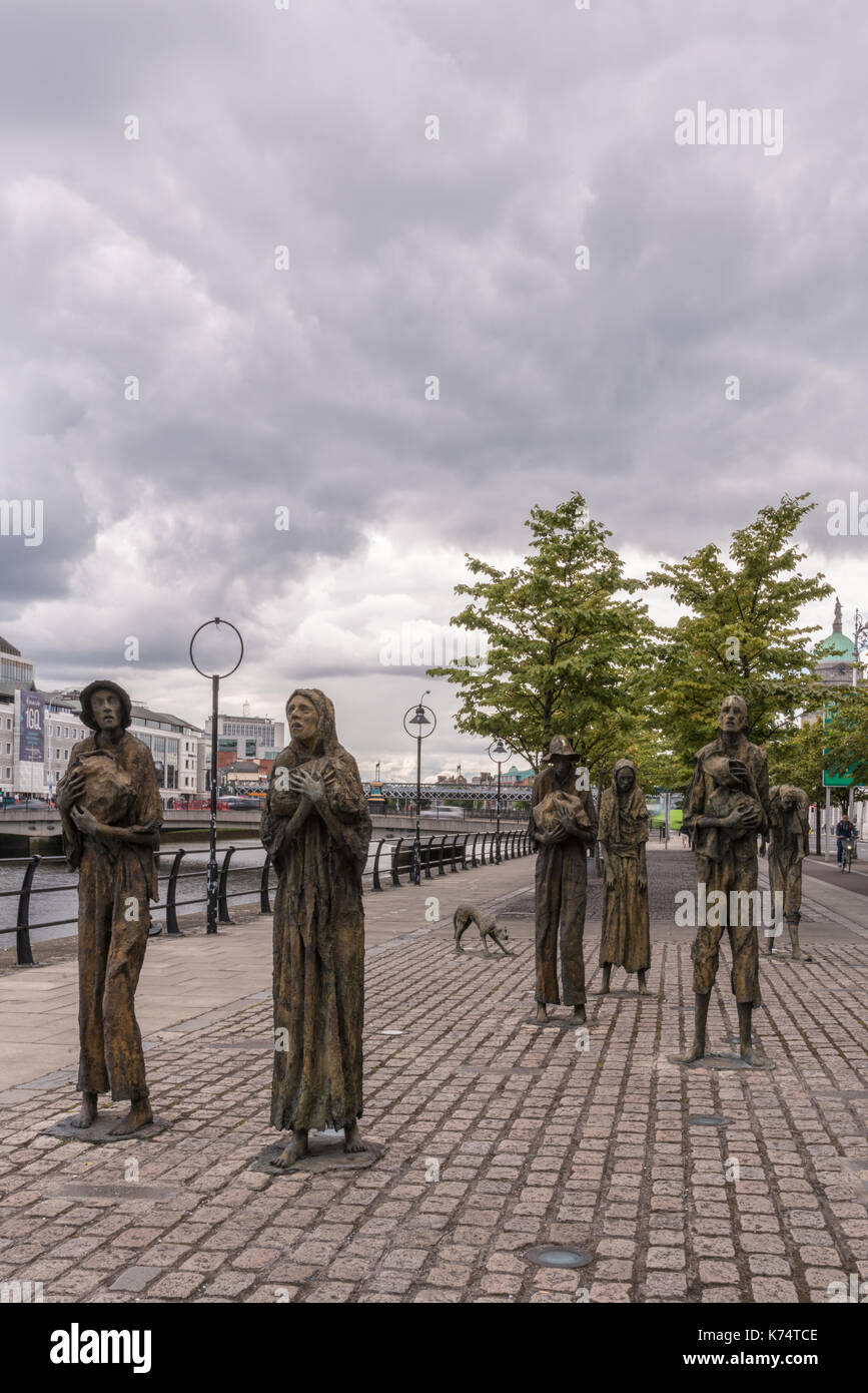 Dublino, Irlanda - 7 agosto 2017: grande carestia irlandese statua in bronzo impostato su Custom House quay lungo il fiume Liffey nei Docklands. tutte e sei le figure, maschio e Foto Stock