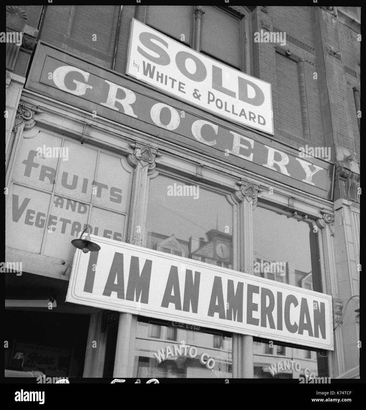 Il segno inviato su un negozio di proprietà di una Università della California laureato di discesa Giapponese il giorno dopo il porto di perla di Oakland, CA, 3/13/1942. Foto di Dorothea Lange Foto Stock
