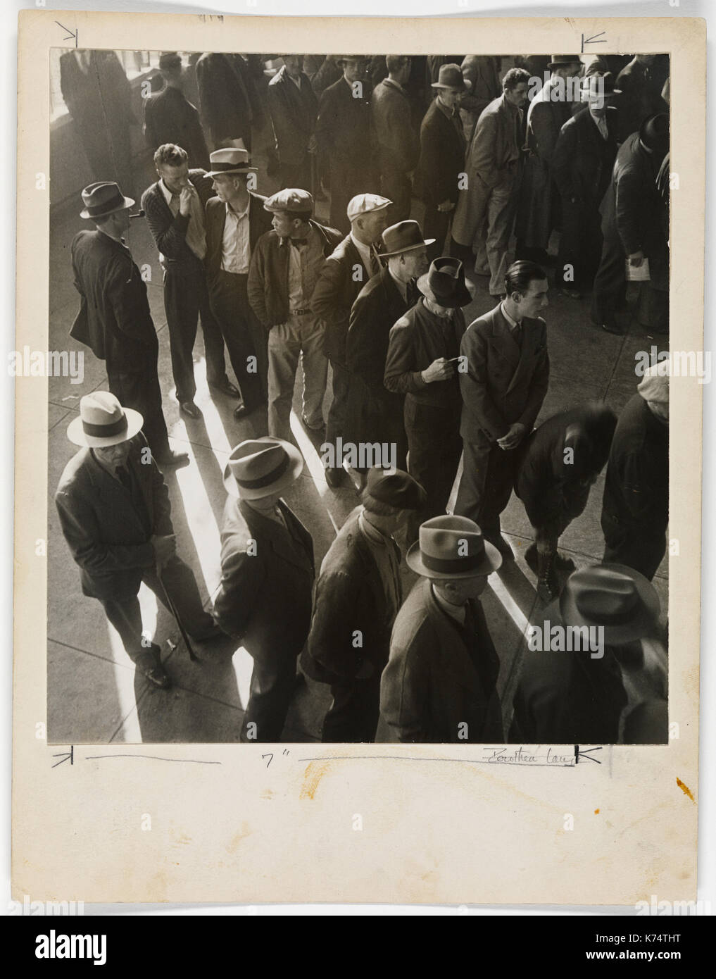 Gli uomini disoccupati line up per la prima volta in California al file richieste di sussidi di disoccupazione, CA, 1936. Foto di Dorothea Lange Foto Stock