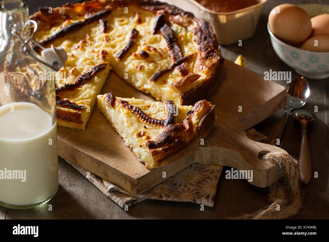Torta di crema pasticcera chiamato 'tarte au Papin' o 'tarte au libouli', specialità culinarie dalla regione naturale di Boulonnais Foto Stock