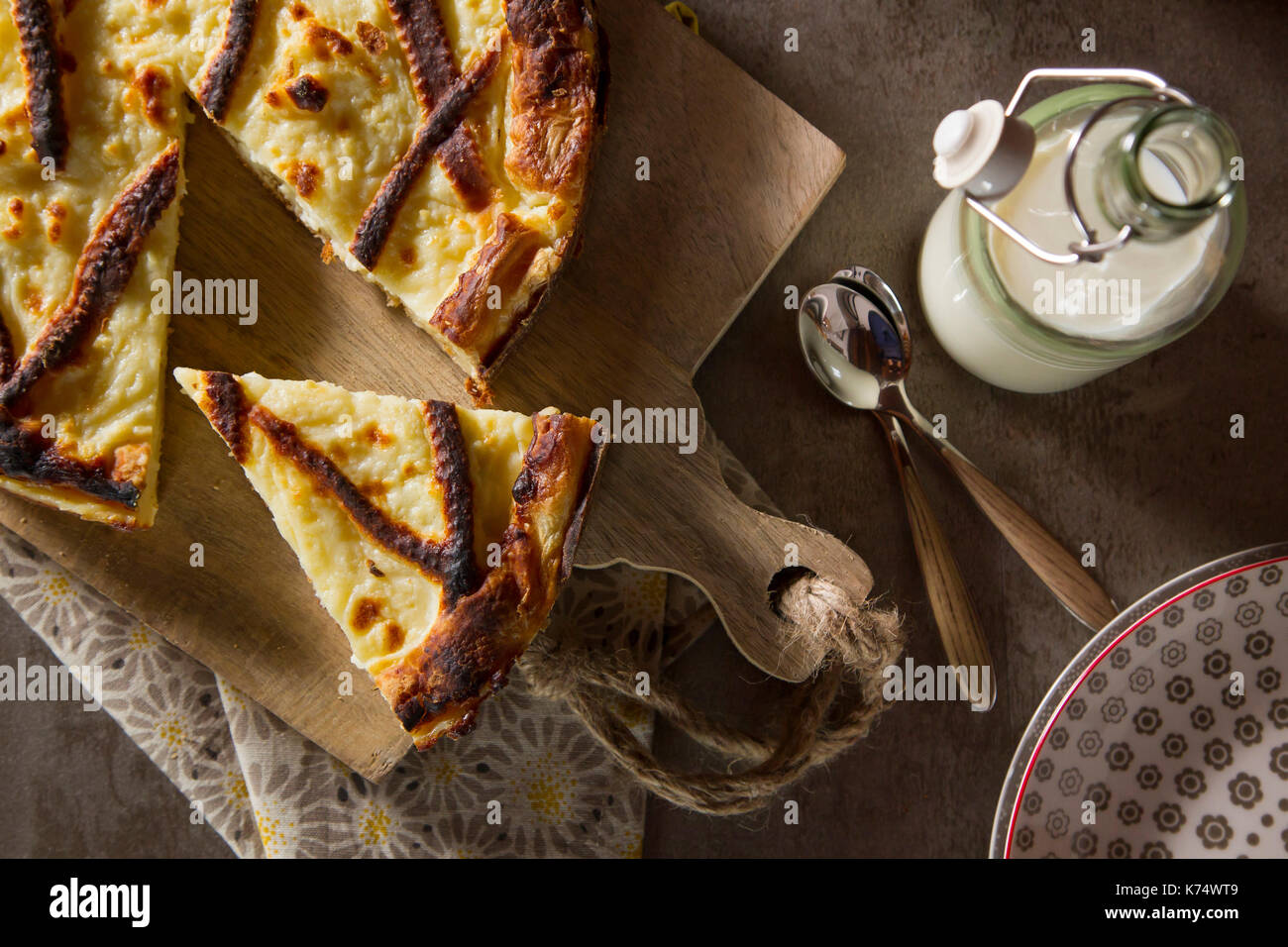 Torta di crema pasticcera chiamato 'tarte au Papin' o 'tarte au libouli', specialità culinarie dalla regione naturale di Boulonnais Foto Stock