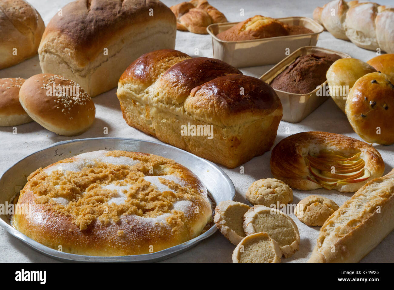 Forno: pane e dolci cotti nel forno a legna Foto stock - Alamy