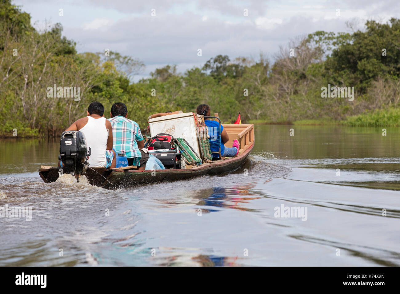 Local boliviani spostare mobili in canoa con motore fuoribordo sul fiume yacuma nella pampa del yacuma in Bolivia Foto Stock