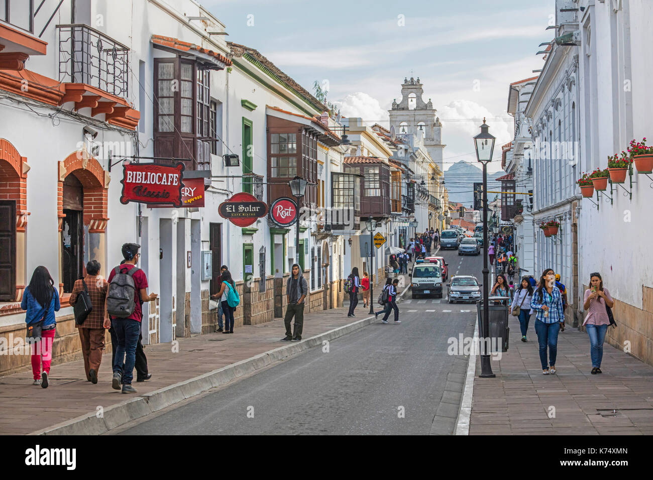 I giovani camminano nella strada coloniale nella città bianca di Sucre, capitale costituzionale della Bolivia nella provincia di Oropeza Foto Stock