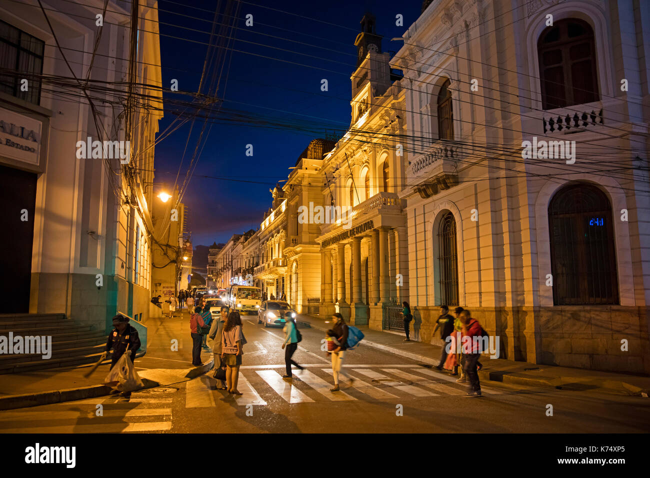 I boliviani a piedi in strada coloniale di notte nella città sucre, capitale costituzionale della Bolivia nella Provincia di Oropeza Foto Stock