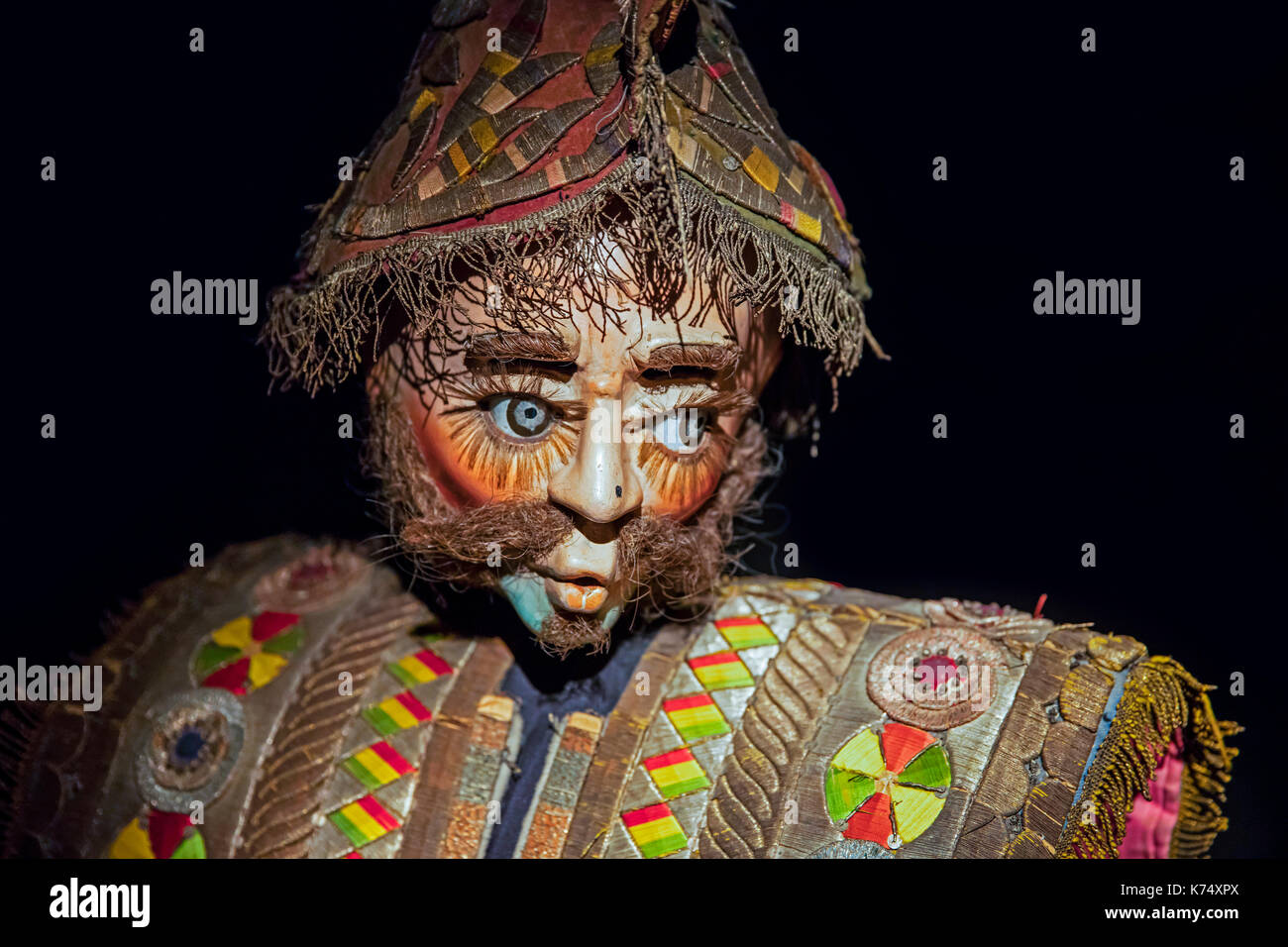 Maschera tradizionale ornata nel Museo Nacional de Etnografía y Folklore / MUSEF, museo etnografico di Sucre, Bolivia Foto Stock