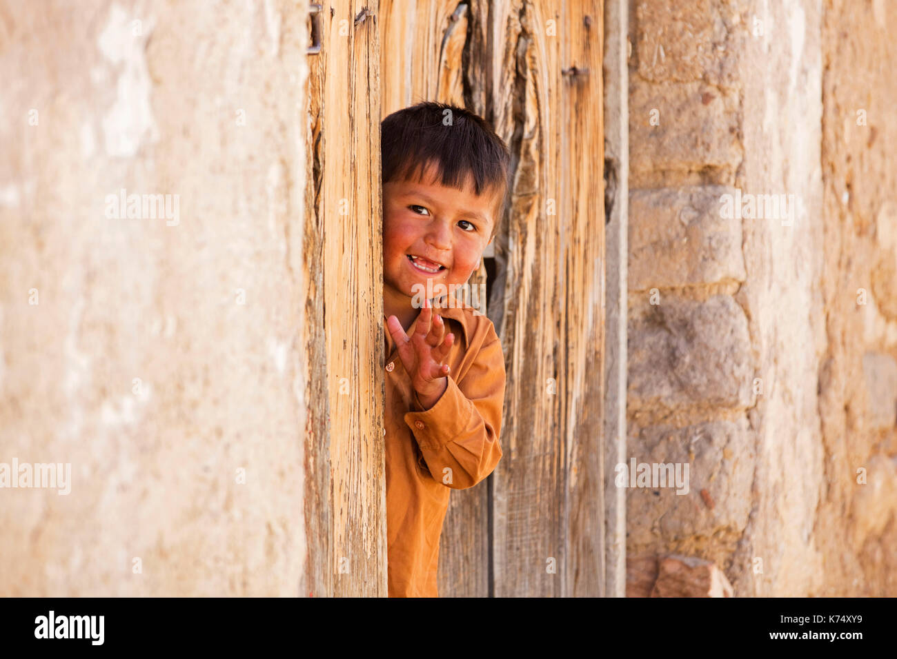 Felice ragazzo Boliviano in via d'ingresso che svetta nella città di Tarabuco, provincia di Yamparáez, Bolivia Foto Stock