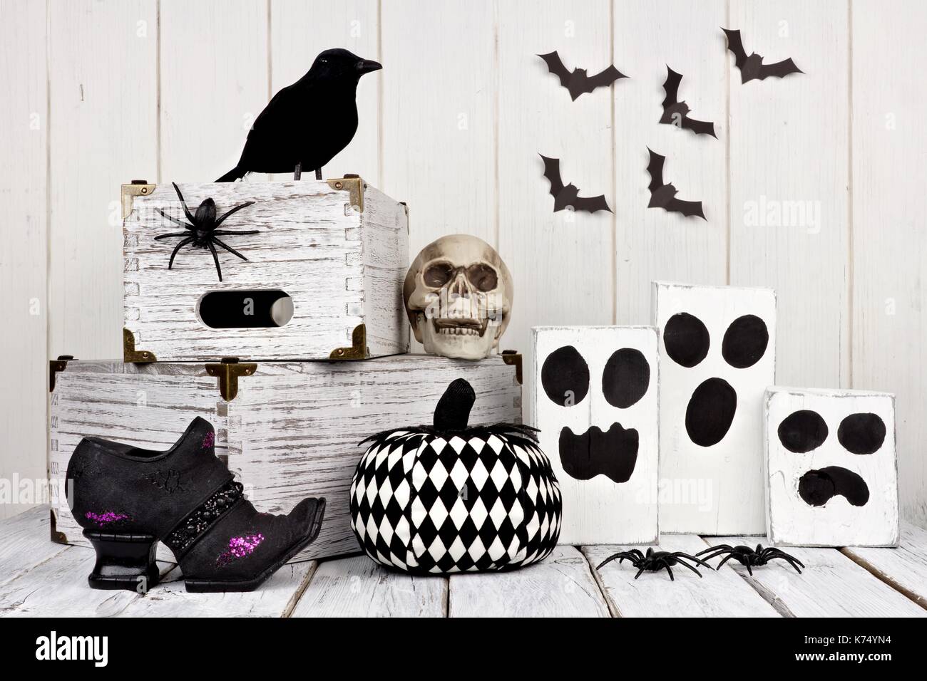Rustico in bianco e nero decorazioni di halloween contro un bianco sullo sfondo di legno Foto Stock