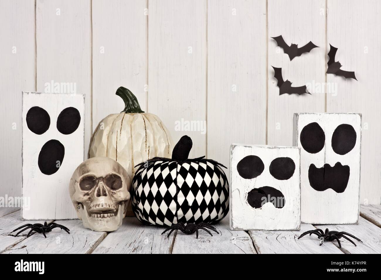 Rustico in bianco e nero decorazioni di halloween contro un bianco sullo sfondo di legno Foto Stock