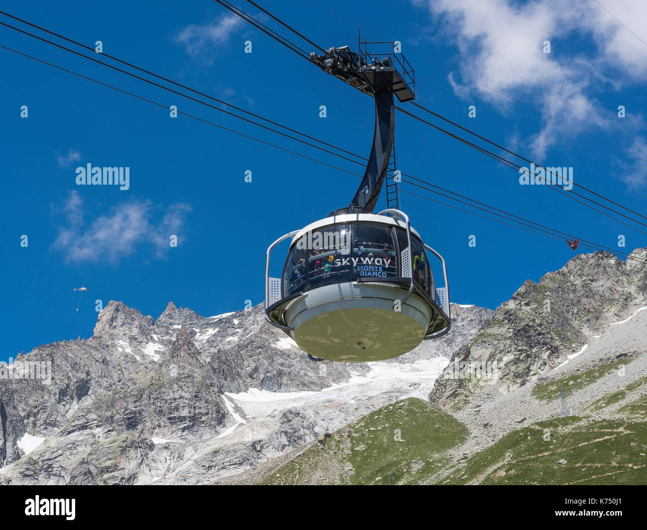 Funivia sky via Mont Blanc Funivie, inaugurato nel 2015, il cavo auto ruota di 360° da Courmayeur a Punta Helbronner, mont Foto Stock