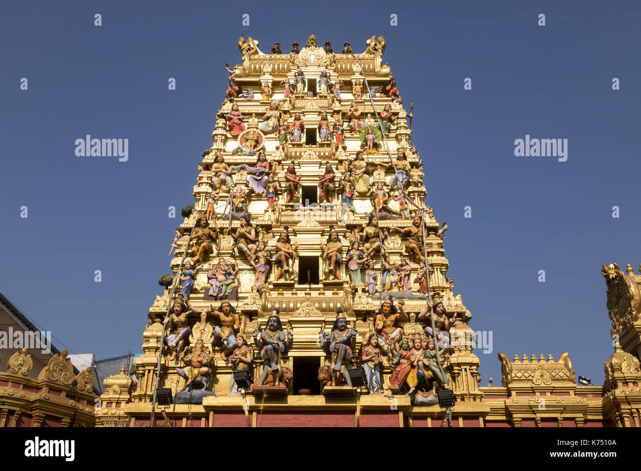 Il complesso gopuram torre di nuovo kathiresan tempio indù in pettah distretto di Colombo, Sri lanka. Foto Stock