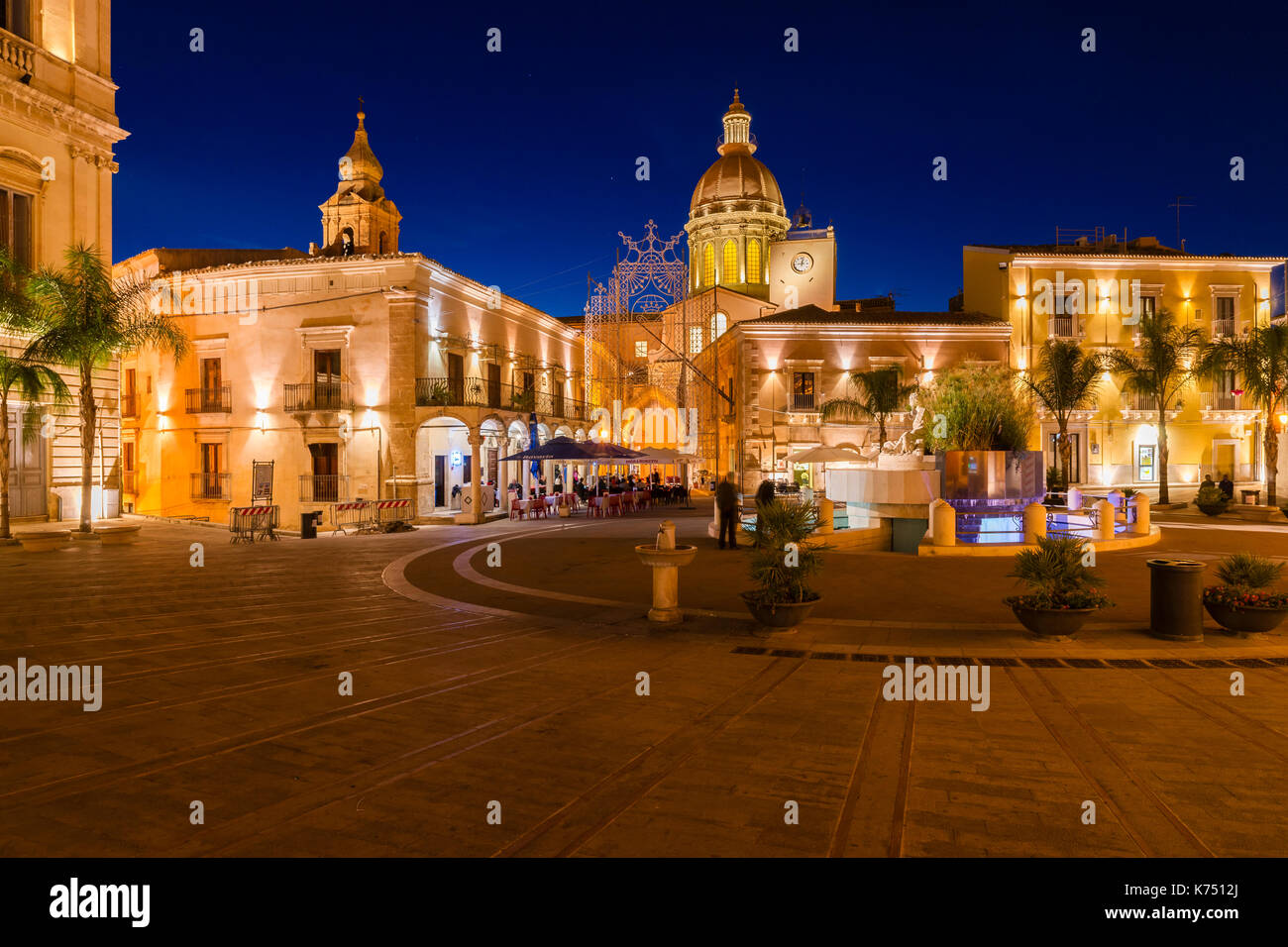 Piazza fonte diana, la chiesa madre di santa maria delle stelle, Vista notte, comiso Provincia di RAGUSA, SICILIA, ITALIA Foto Stock