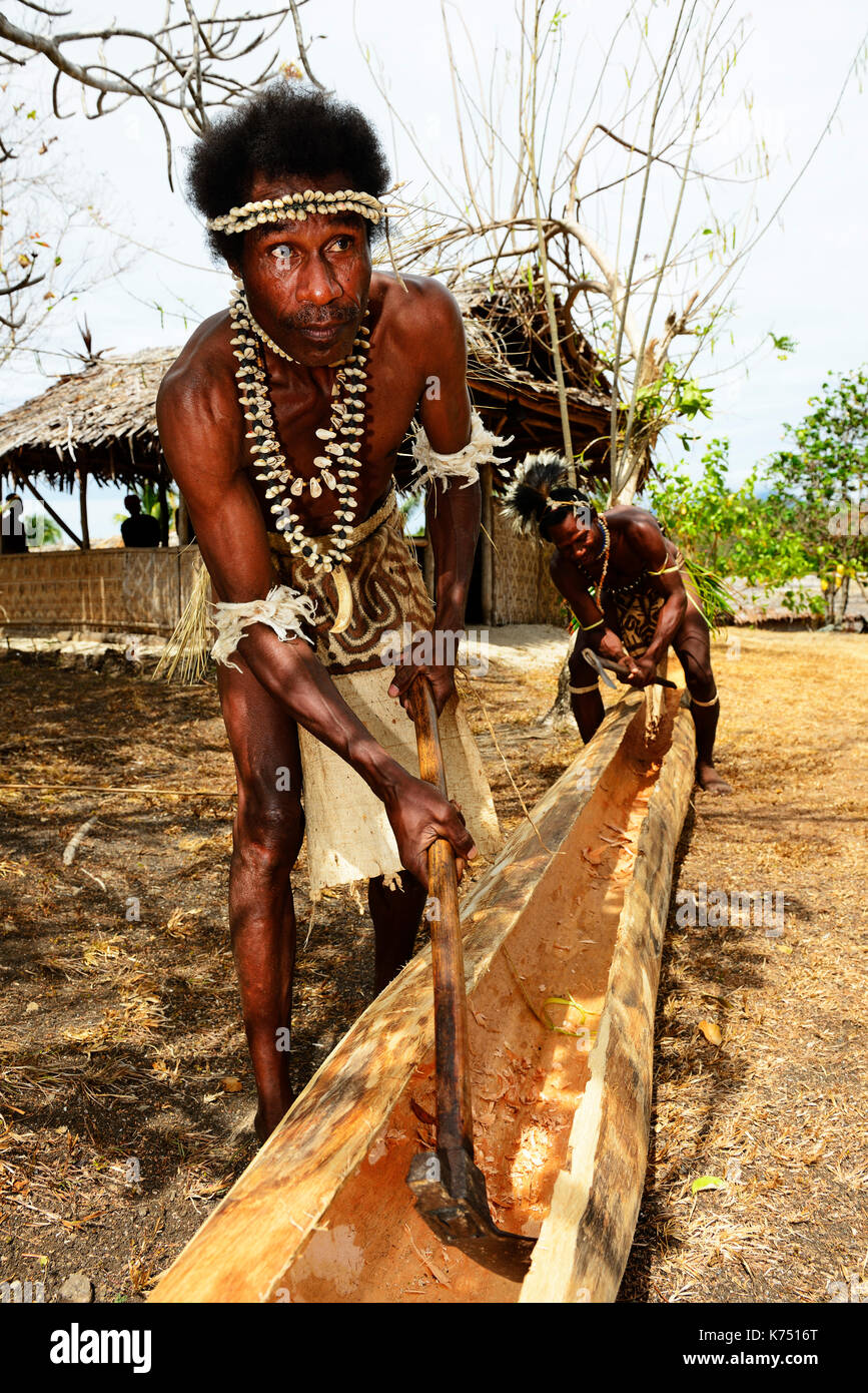 Korafe uomini, modifica albero in uscita per l'imbarco, boat building, yavi village, tufi, Papua Nuova Guinea Foto Stock