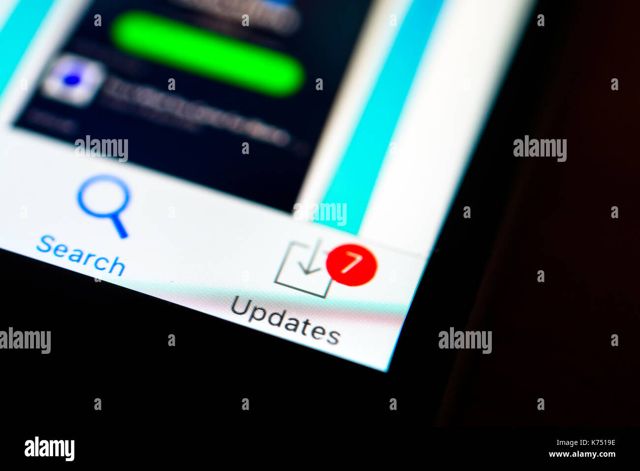 Gli aggiornamenti delle app in app apple store, visualizzazione su uno schermo di un telefono cellulare iphone, ios, smartphone, registrazione di macro, dettaglio Foto Stock