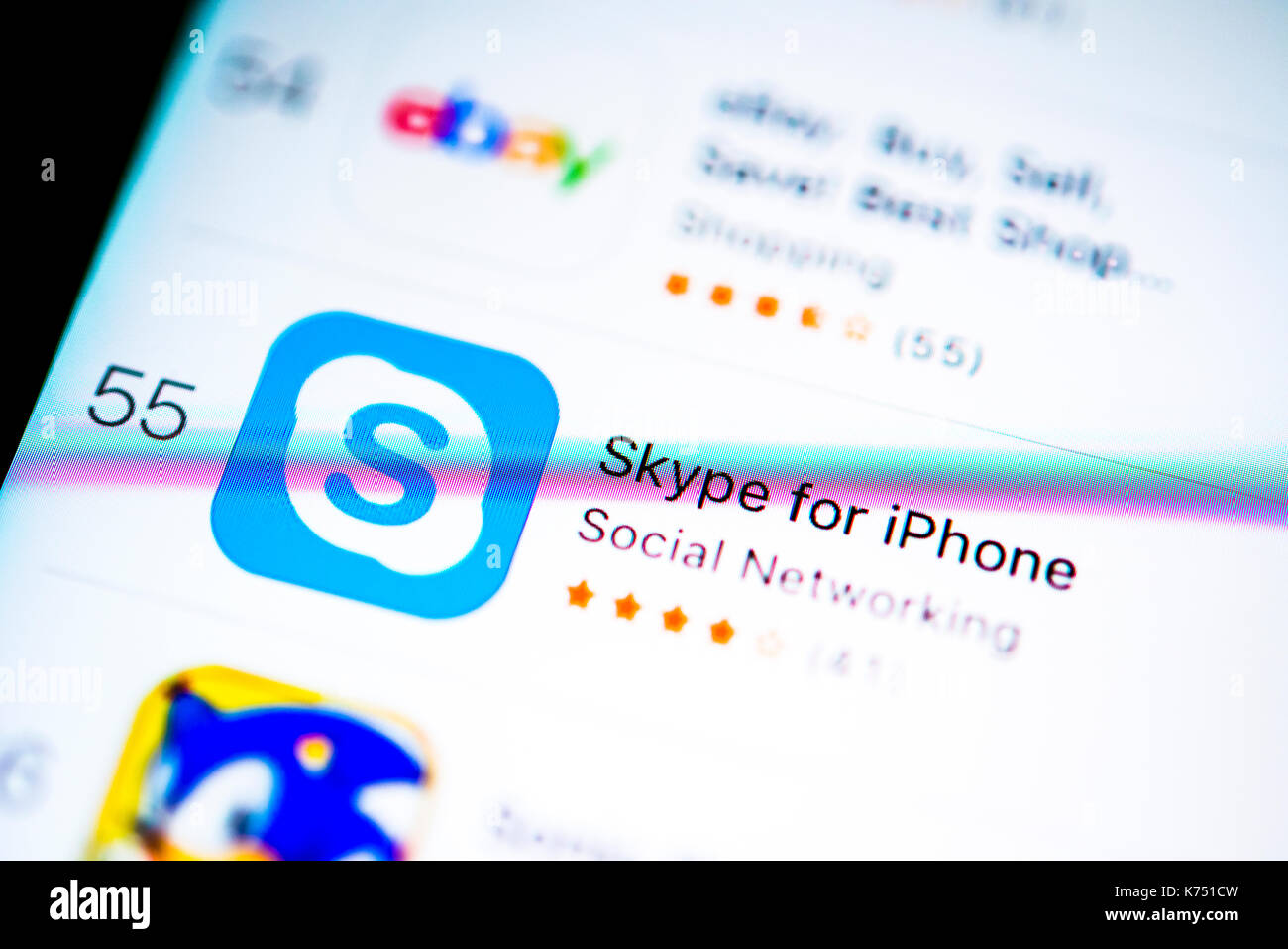 Skype app nell'app Apple Store, voip, visualizzazione su uno schermo di un telefono mobile, iphone, ios, smartphone, registrazione di macro, dettaglio Foto Stock