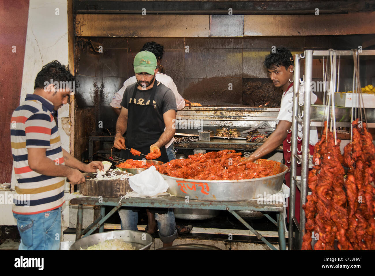 L'immagine di un fornitore di prodotti alimentari preparare eatables come musulmani rompono il loro Ramzan o il digiuno del Ramadan al Miinara Masjid in Pydhonie ; Bombay Mumbai Foto Stock