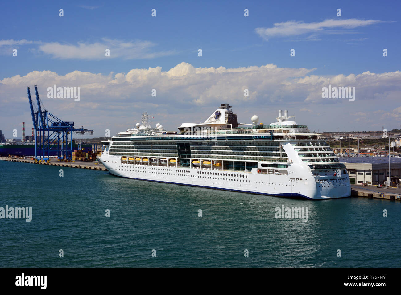La nave di crociera la brillantezza dei mari nel dock a Civitavecchia porto di Roma Foto Stock