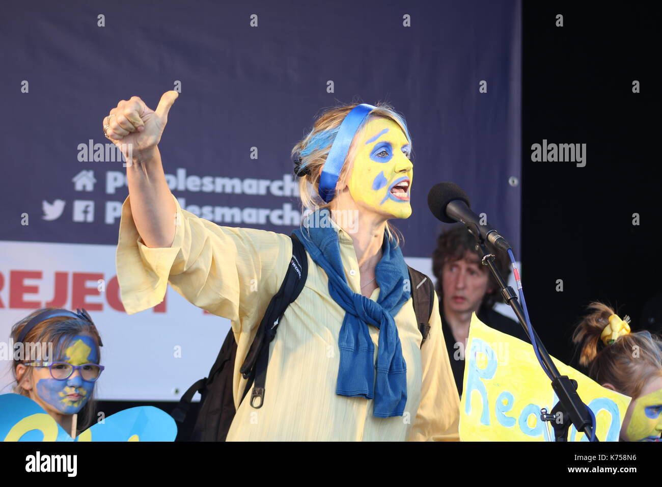 Un pro-ue attivista indossando i colori giallo e blu facepaint parla di un anti-brexit rally in piazza del Parlamento, Westminster. Foto Stock