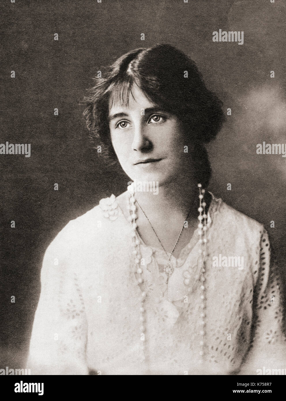 Signora Elisabetta Angela Marguerite Bowes-Lyon, 1900 - 2002, visto qui di sedici anni. Futura duchessa di York, Queen Elizabeth come moglie di Re Giorgio VI e madre della Regina Elisabetta II. Dal libro di incoronazione del Re Giorgio VI e la Regina Elisabetta, pubblicato nel 1937. Foto Stock