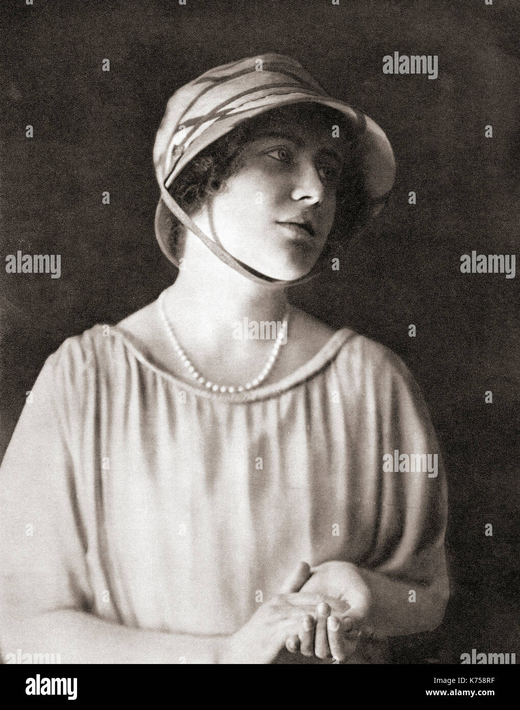 Signora Elisabetta Angela Marguerite Bowes-Lyon, 1900 - 2002, visto qui di età compresa tra i 21. Futura duchessa di York, Queen Elizabeth come moglie di Re Giorgio VI e madre della Regina Elisabetta II. Dal libro di incoronazione del Re Giorgio VI e la Regina Elisabetta, pubblicato nel 1937. Foto Stock