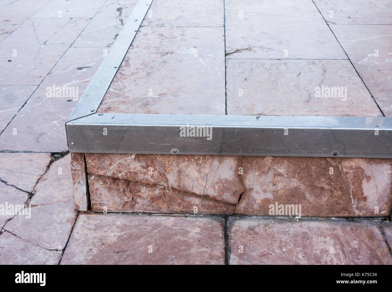 Le piastre in acciaio sul bordo di passi intorno a fontana in Spagna per proteggere da danni di skateboard Foto Stock