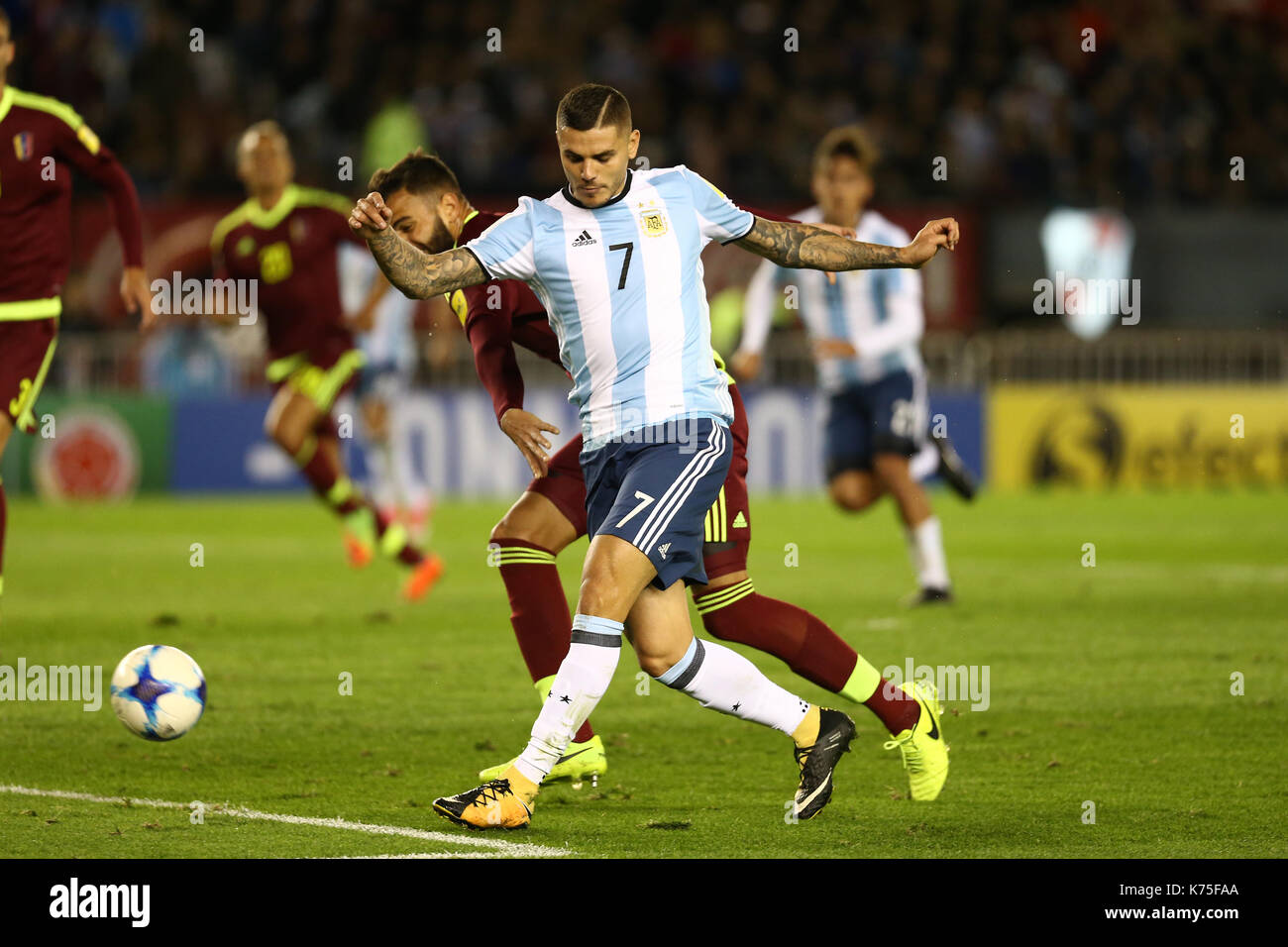 BUENOS AIRES, Argentina - Settembre 2017 - Mauro icardi passando la difesa e tiro a cliente Foto Stock