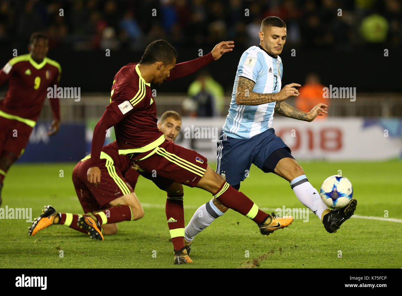 BUENOS AIRES, Argentina - Settembre 2017 - Mauro Icardi cercando di passare il Venezuela difesa Foto Stock