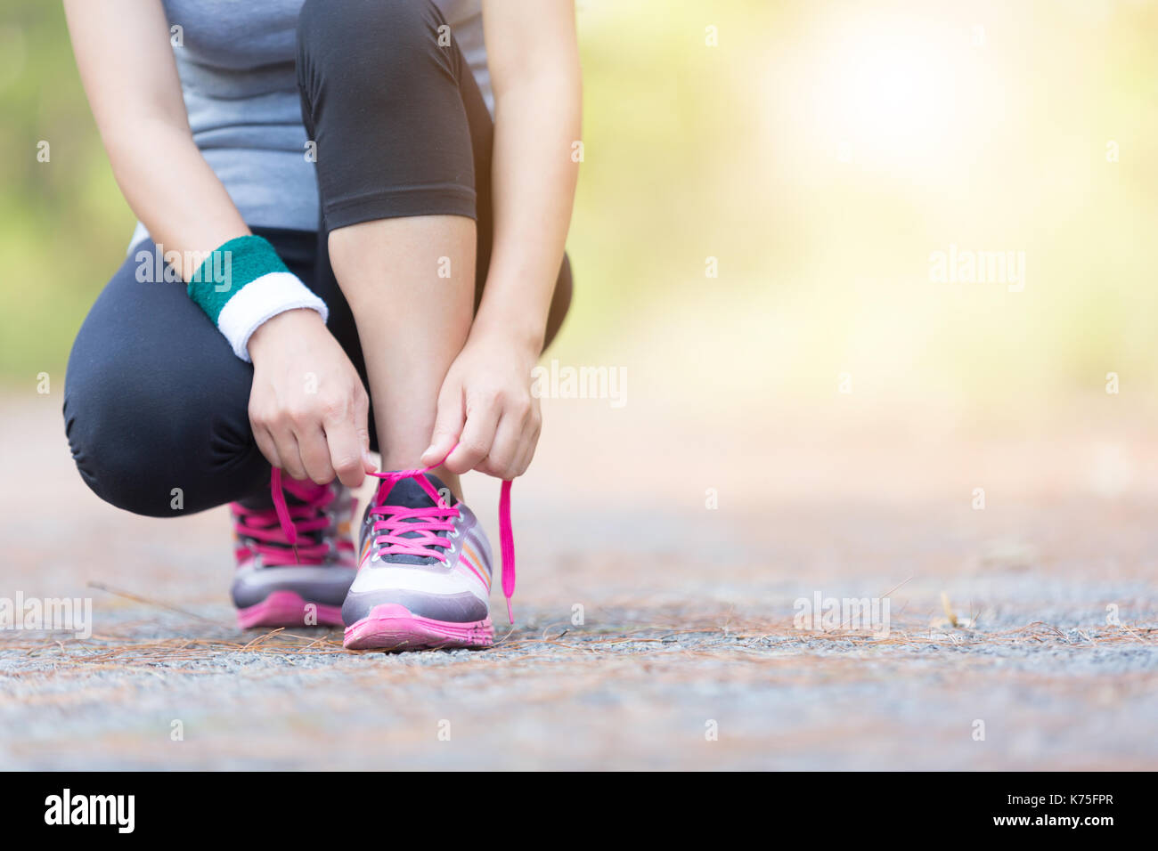 Asia donna runner jogging esercizio solo a perdere grasso peso legatura di lacci delle scarpe. Foto Stock