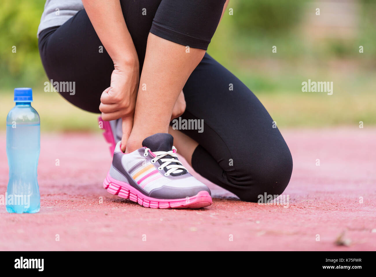 Asia donna runner jogging esercizio solo a perdere grasso peso legatura di lacci delle scarpe Foto Stock