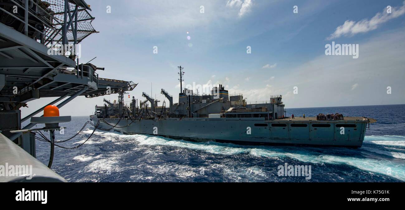 Il fast-combattere la nave appoggio USNS alimentazione (T-AOE 6) rifornisce l'assalto anfibio della nave Foto Stock