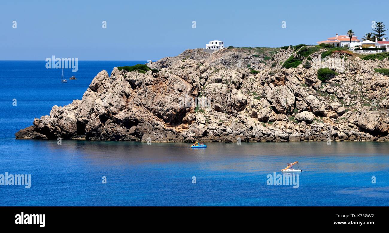 Una villa appartata seduti sulle rocce in Arenal den Castell Menorca Minorca spagna Foto Stock