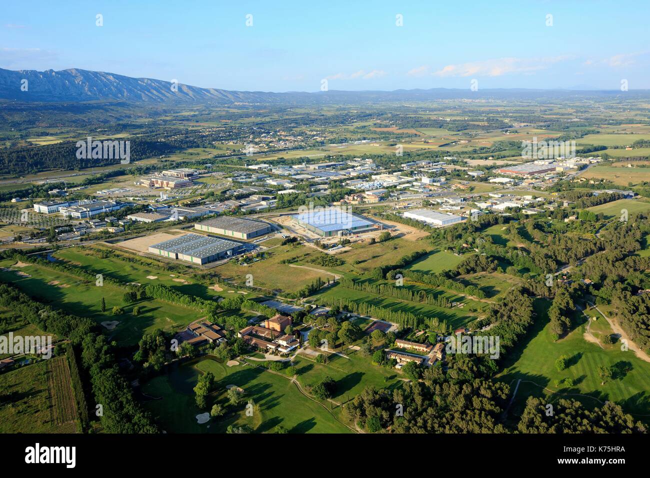 Francia, Bouches du Rhone, Pays d'Aix, Rousset, area di attività, Saint Charles Park, Sainte Victoire mountain in background (vista aerea) Foto Stock