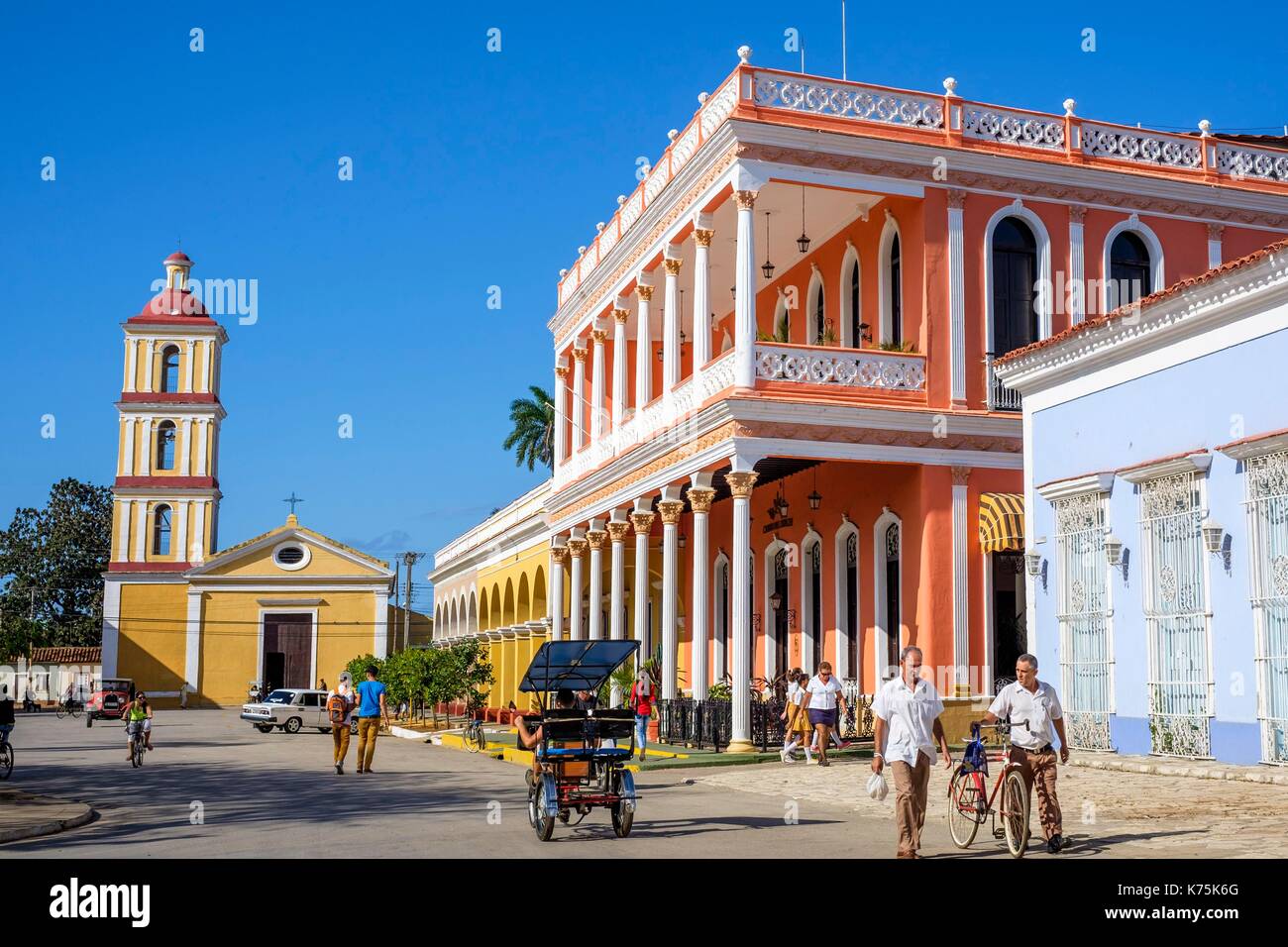 Cuba, provincia di Villa Clara, città coloniale di Remedios fondata nel XVI secolo, Plaza Mayor, il Camino del Principe hotel boutique e Nuestra Senora del Buen Viaje chiesa in background Foto Stock