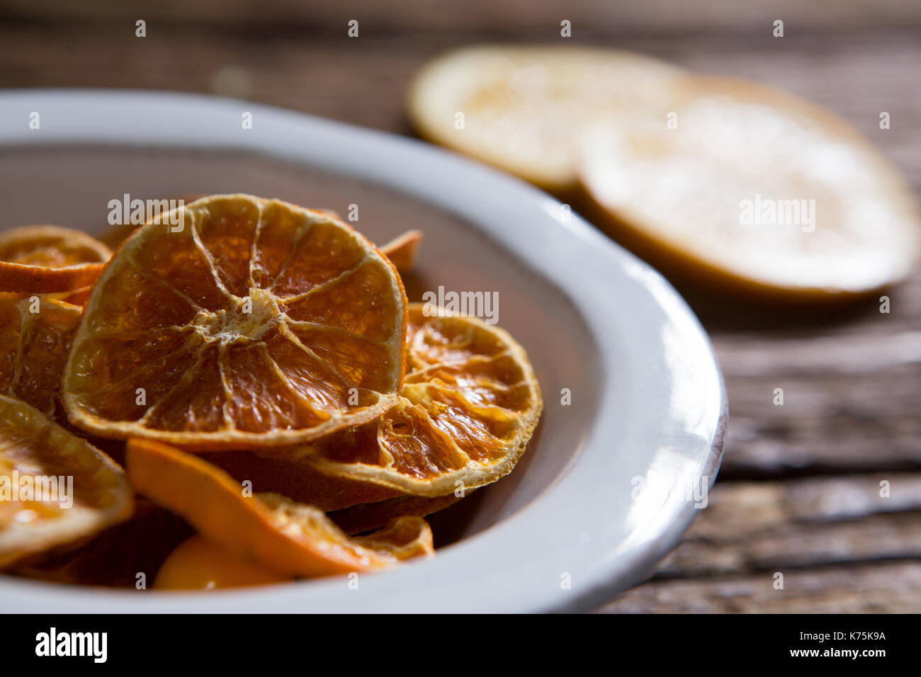 Close-up di essiccato dolce limone sul tavolo di legno Foto Stock