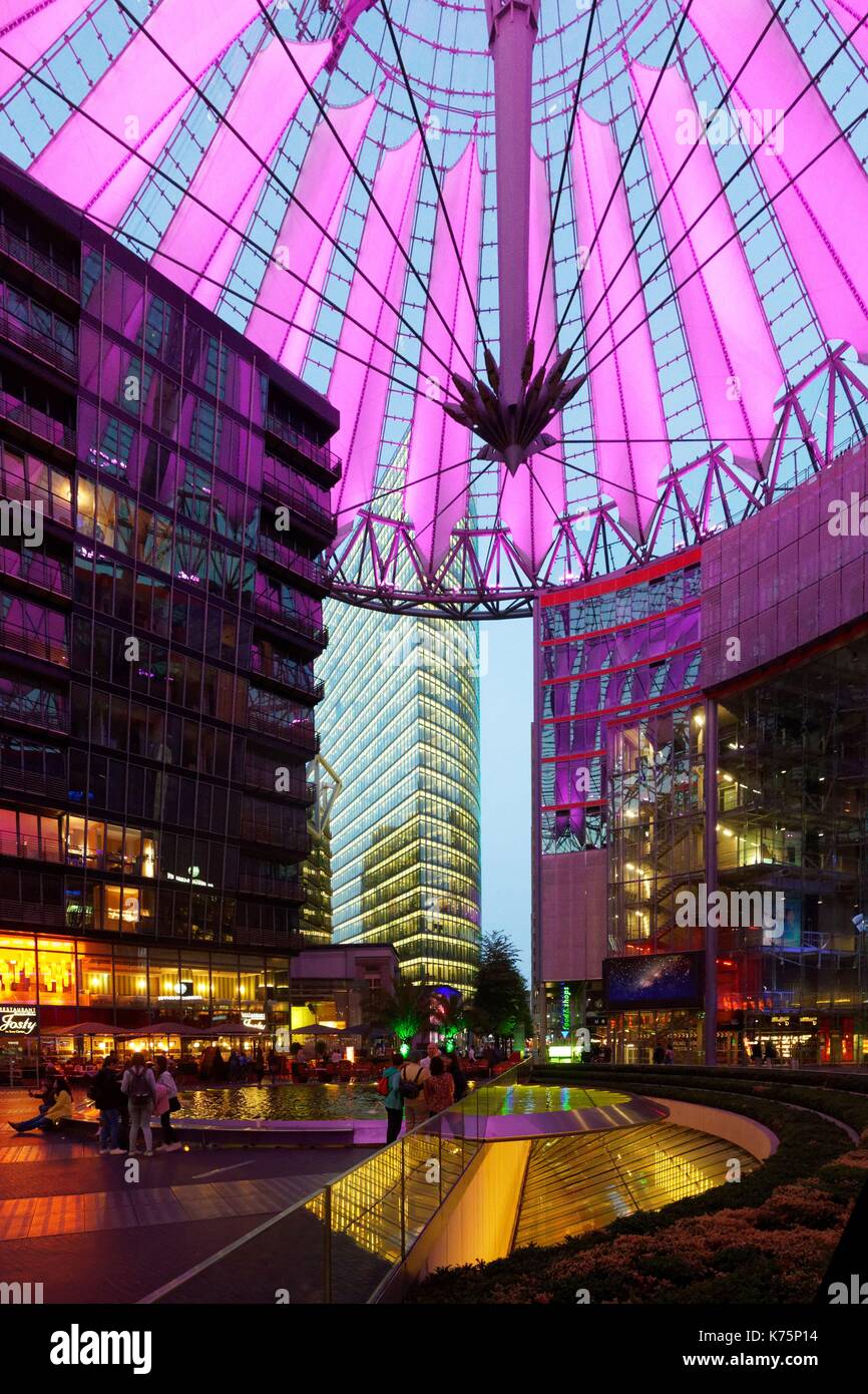 Germania Berlino, quartiere Tiergarten, Potsdamer Platz, vetro e tessuto stretch cupola del Sony Center dall'architetto Helmut Jahn Foto Stock