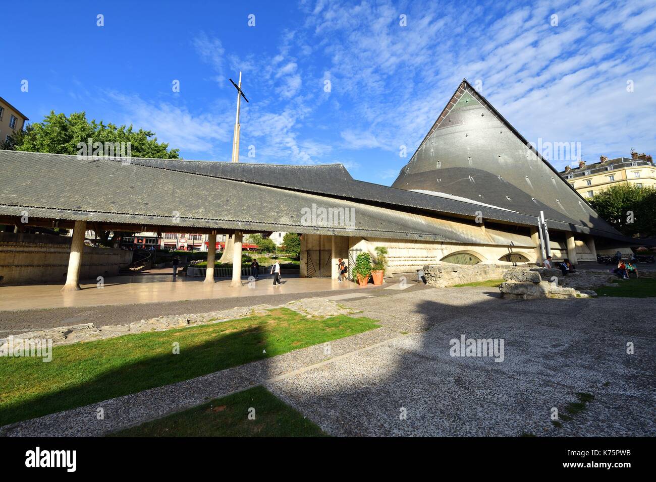 Francia, Seine Maritime, Rouen, place du Vieux Marche, il sito di Giovanna d'arco La Pira, la moderna chiesa di Santa Giovanna d'arco, la forma dell'edificio rappresenta un capovolta la nave vichinga e forma di pesce Foto Stock