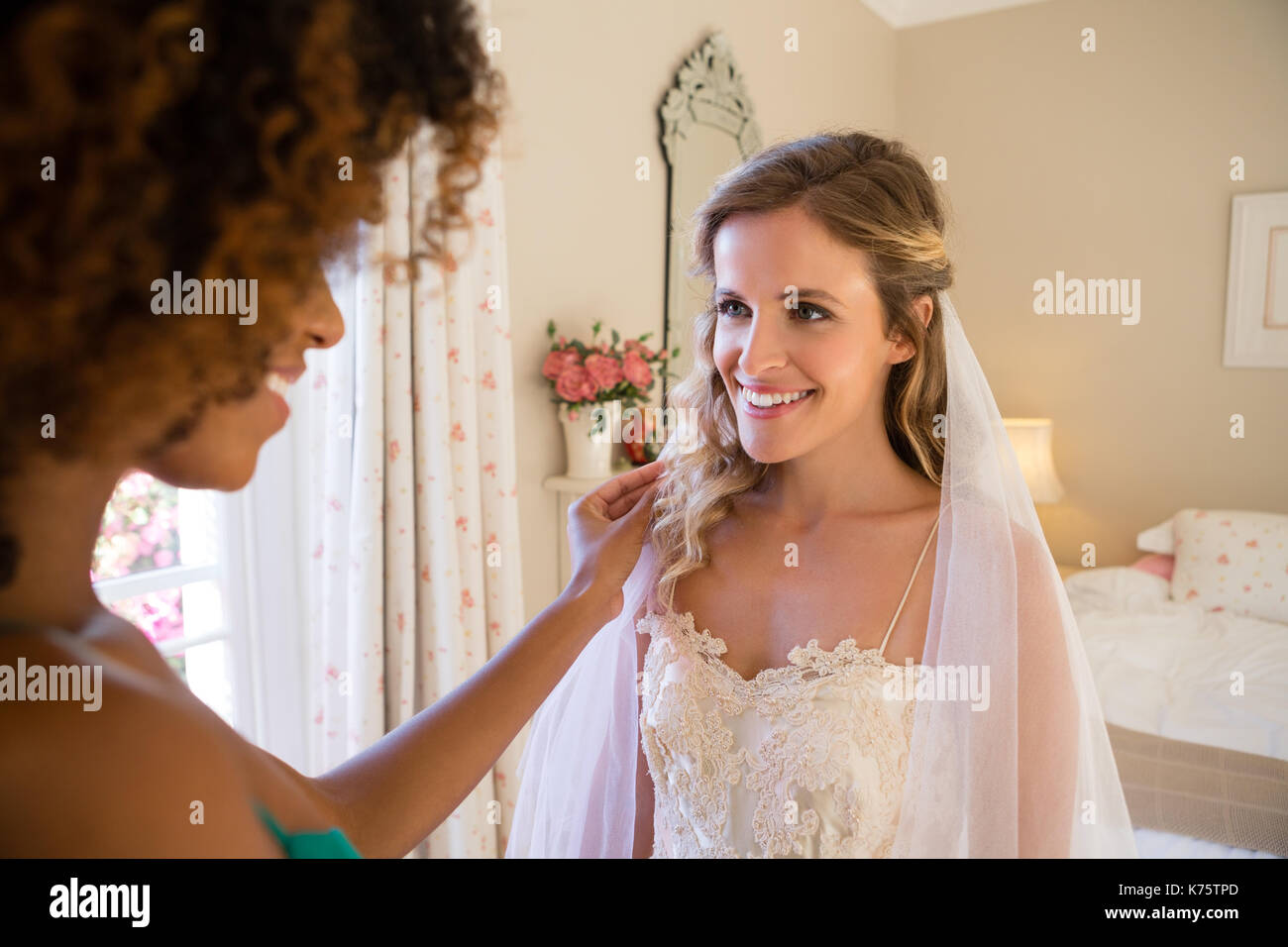 Estetista vestirsi bella sposa a casa Foto stock - Alamy