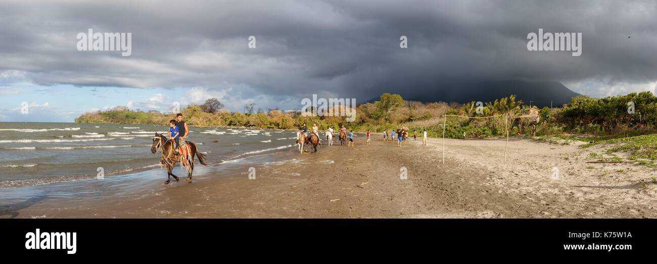 Nicaragua, Rivas provincia, isola di Ometepe, cavalcata su Santo Domingo spiaggia e Maderas vocano Foto Stock