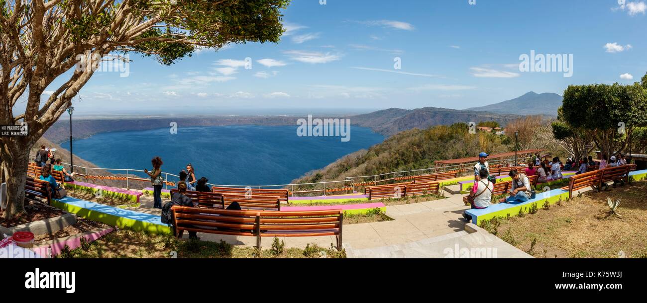 Nicaragua, provincia di Granada, Catarina, i turisti a guardare la Laguna de Apoyo, vulcano Mombacho sulla destra Foto Stock