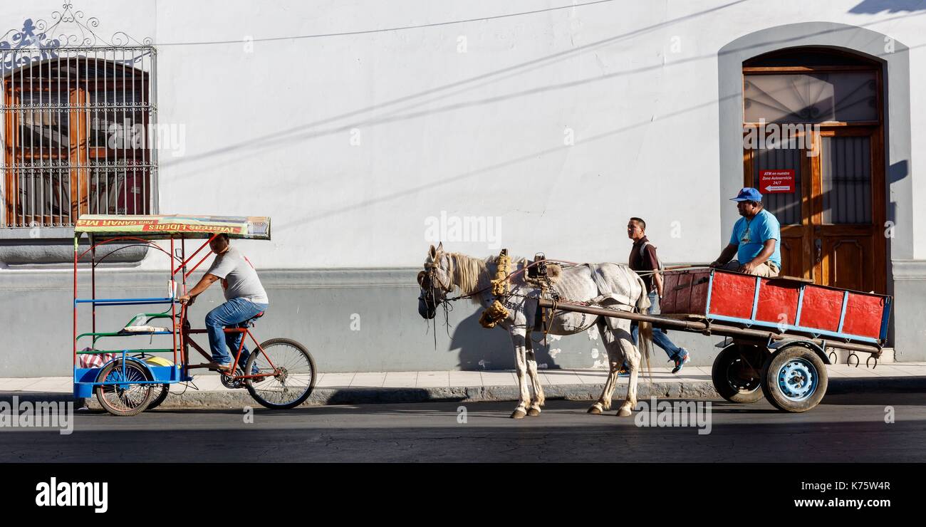 Nicaragua, provincia di León, Leon, cavallo carrello e un taxi bicy Foto Stock