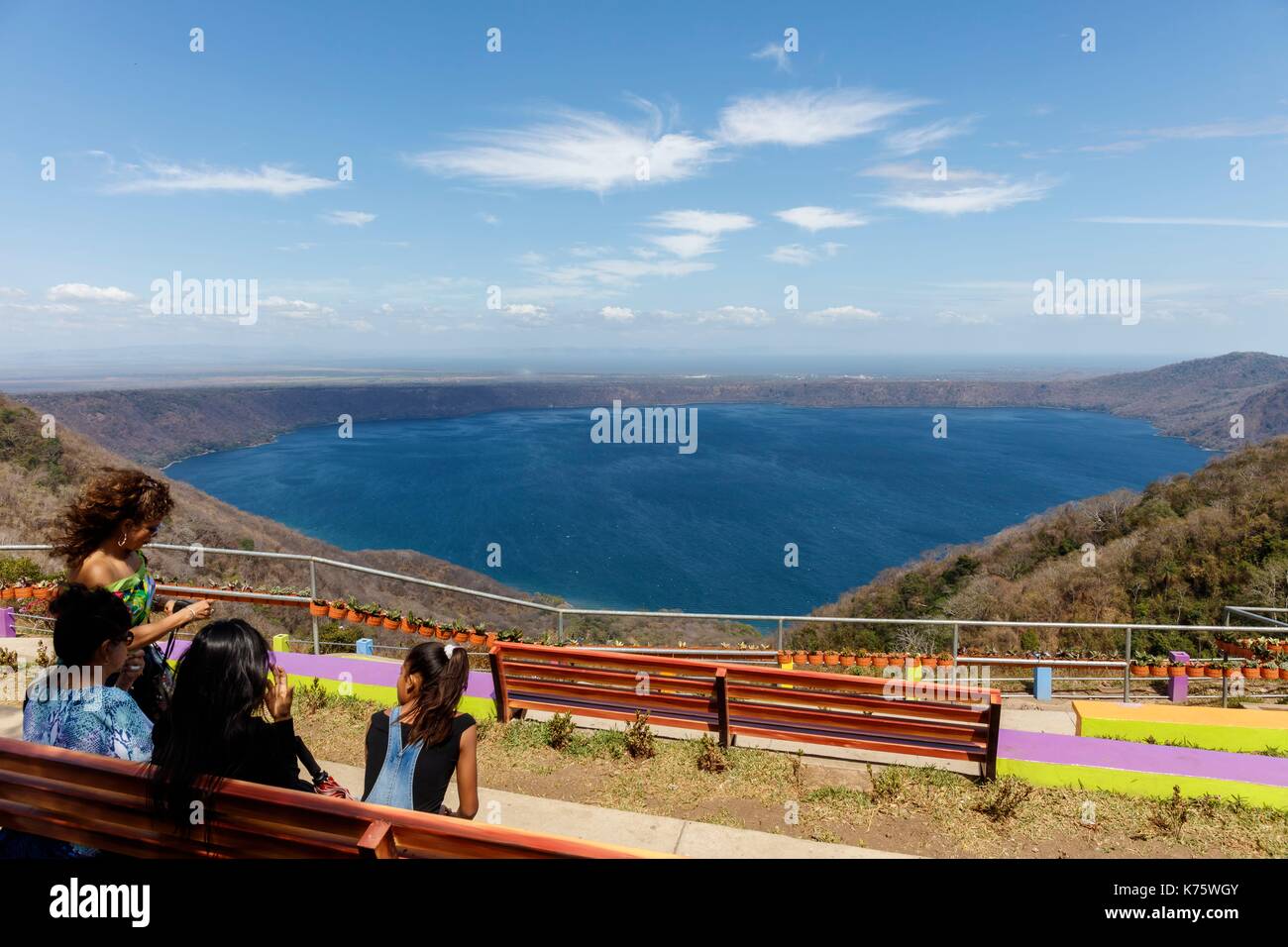 Nicaragua, provincia di Granada, Catarina, i turisti a guardare la Laguna de Apoyo Foto Stock