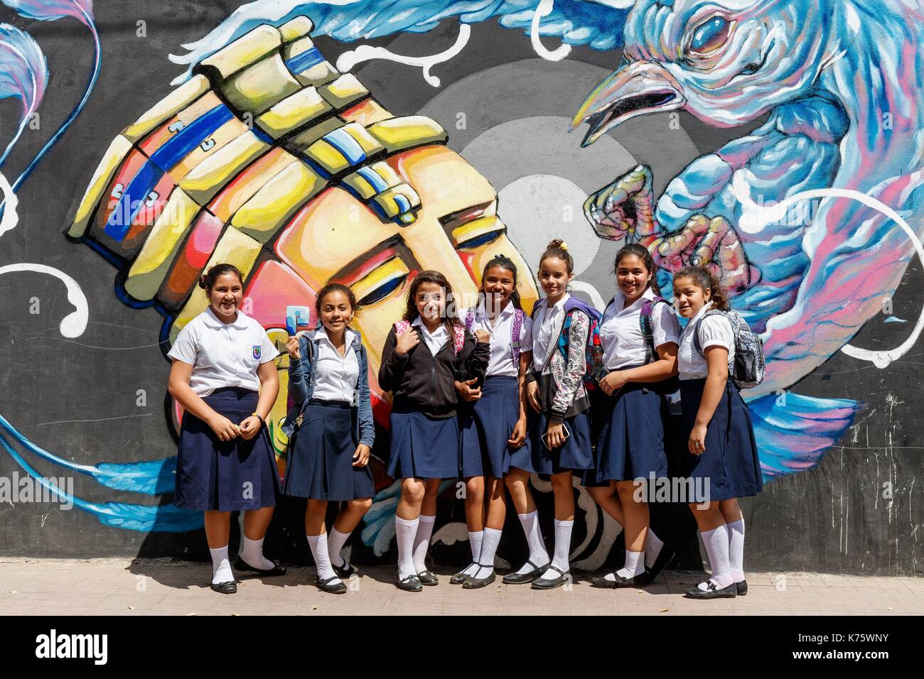 Nicaragua, Esteli provincia, Esteli, studentesse prima di un arte di strada pittura Foto Stock