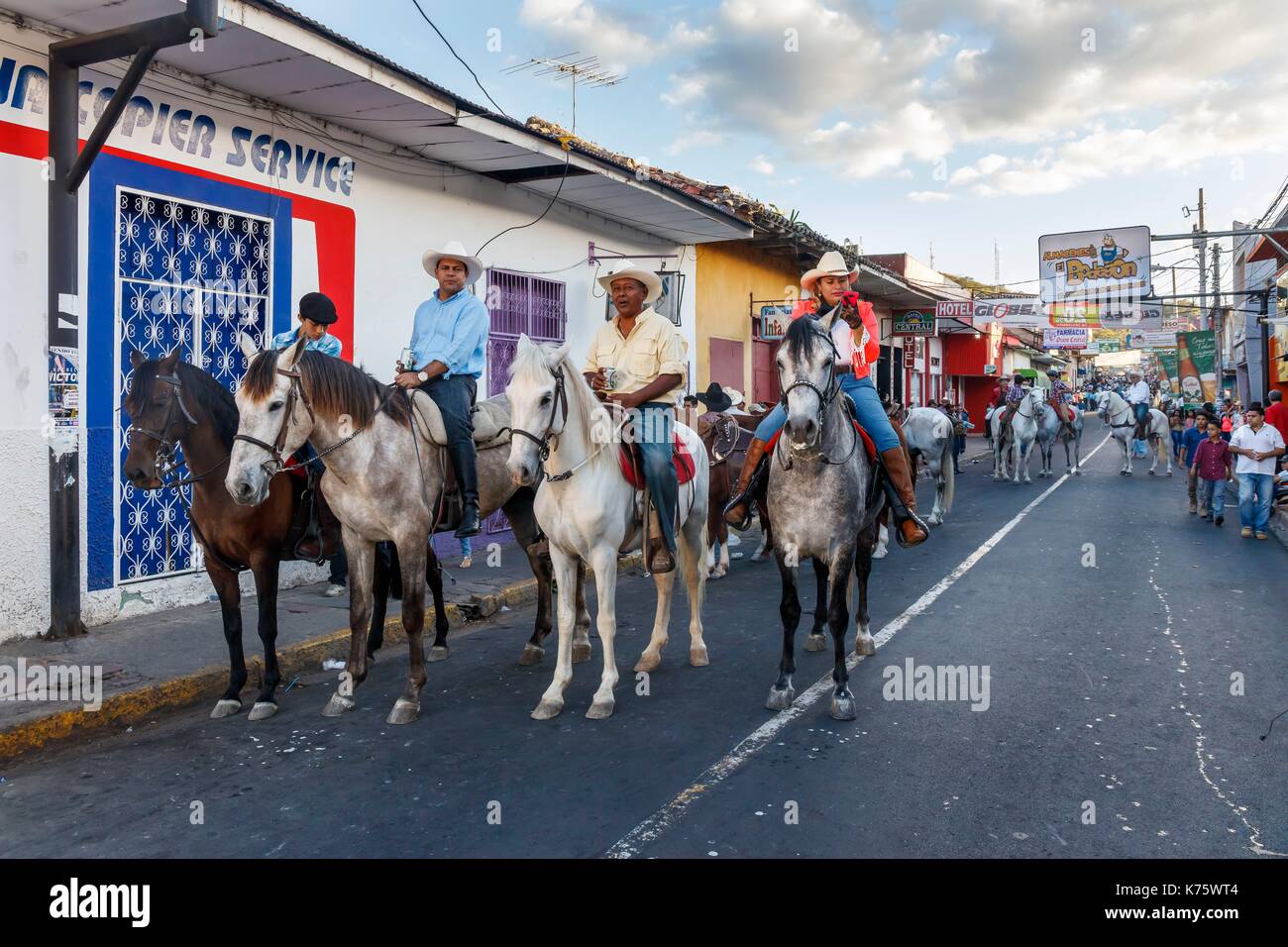 Nicaragua, Matagalpa provincia, Matagalpa, piloti del Cavallino in città durante il festival del cavallo Foto Stock