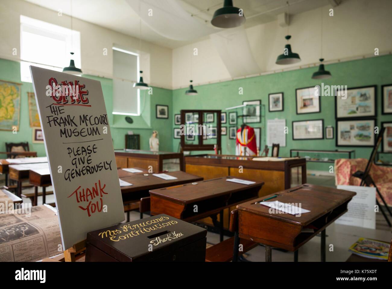 Irlanda, County Limerick, città di Limerick, Frank McCourt Museum, 1930s replica schoolhouse Foto Stock