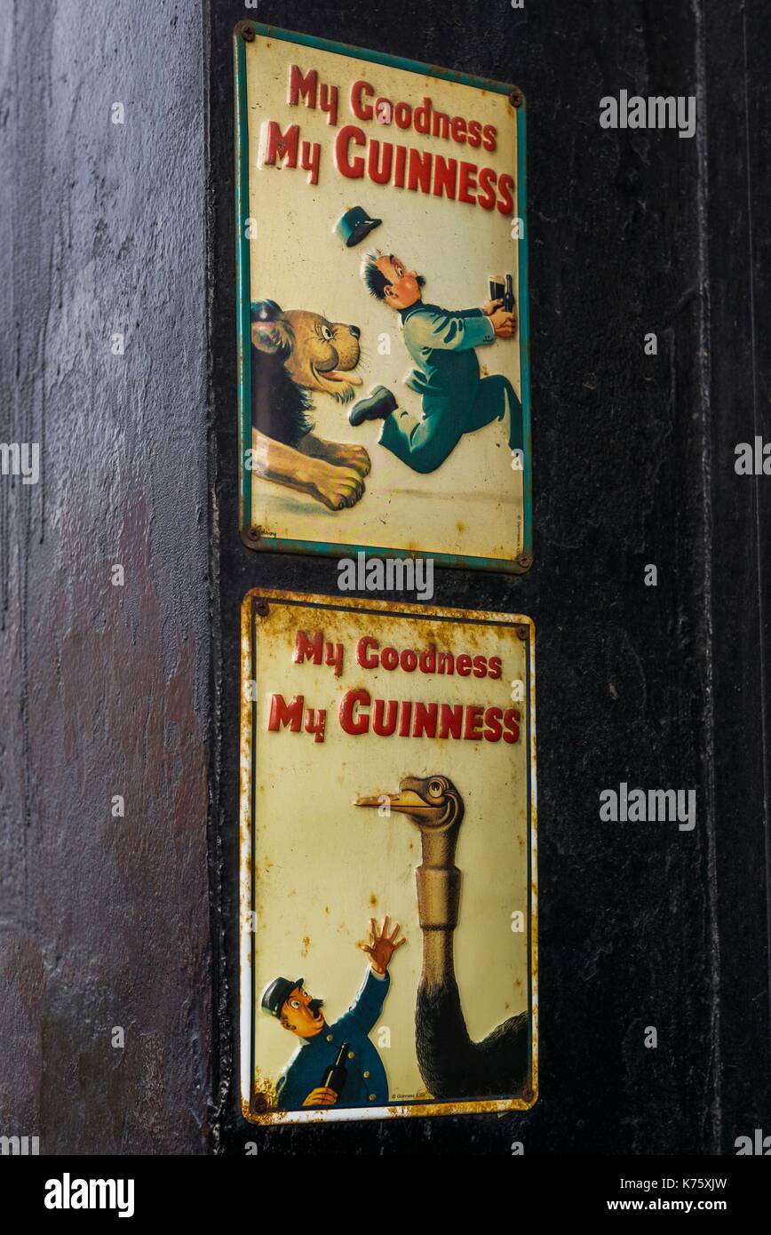 Irlanda, Dublino, antichi birra Guinness cartelli pubblicitari Foto Stock