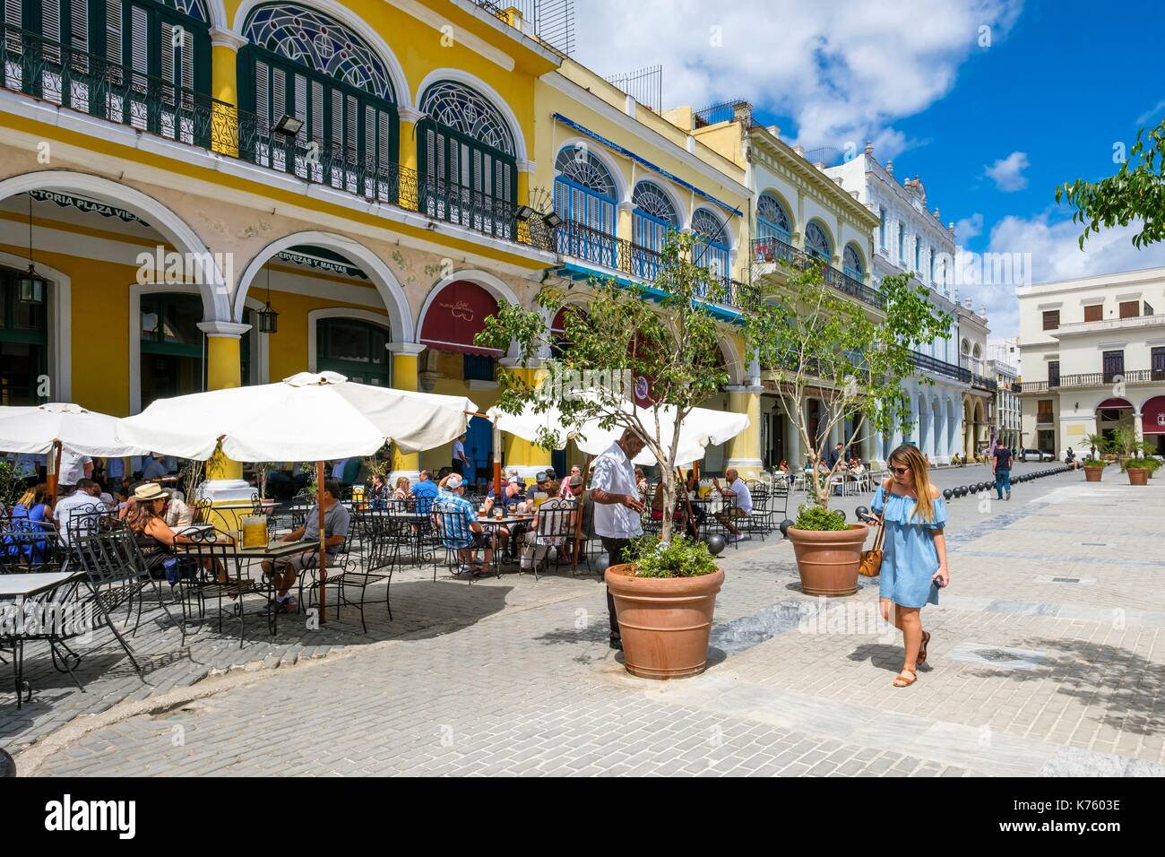 Cuba, La Habana, Habana Vieja distretto (Patrimonio Mondiale dell'UNESCO), plaza Viejais un esplanade costruito nel XVI secolo e fiancheggiate da palazzi di vari stili architettonici Foto Stock