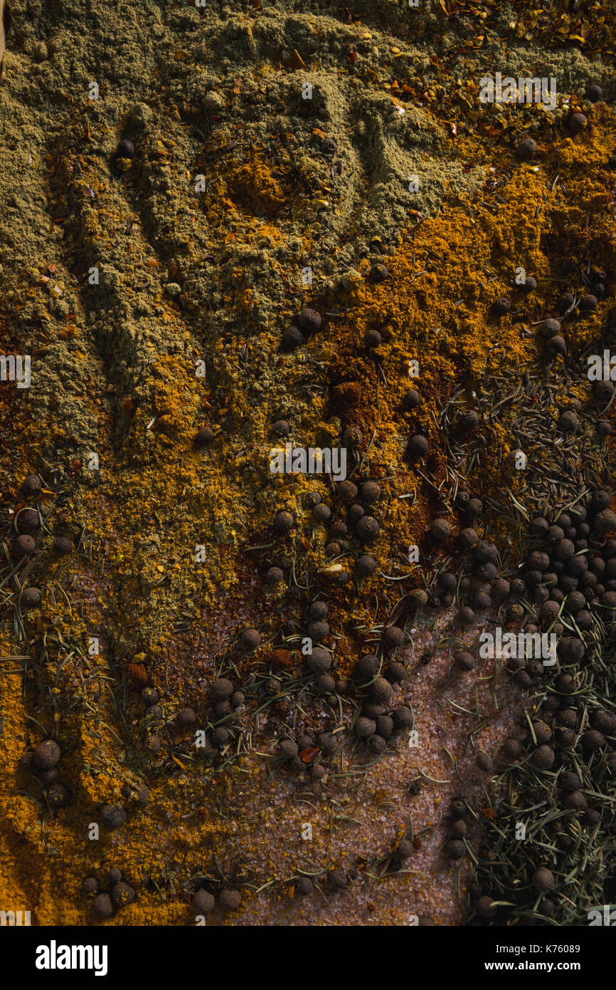 Close-up di tutta e spezie in polvere miscelati insieme Foto Stock