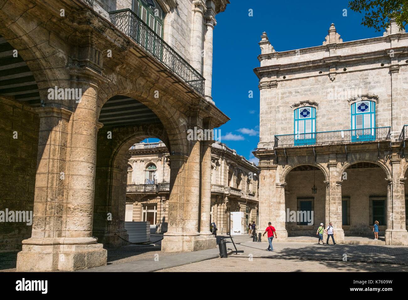 Cuba, La Habana, Habana Vieja distretto (Patrimonio Mondiale dell'UNESCO), plaza de Armas, Palacio de los Capitanes Generales e Palacio del Segundo Cabo, barocco del XVIII secolo palazzi che ospitano rispettivamente il Museo de la Ciudad e un centro culturale Foto Stock